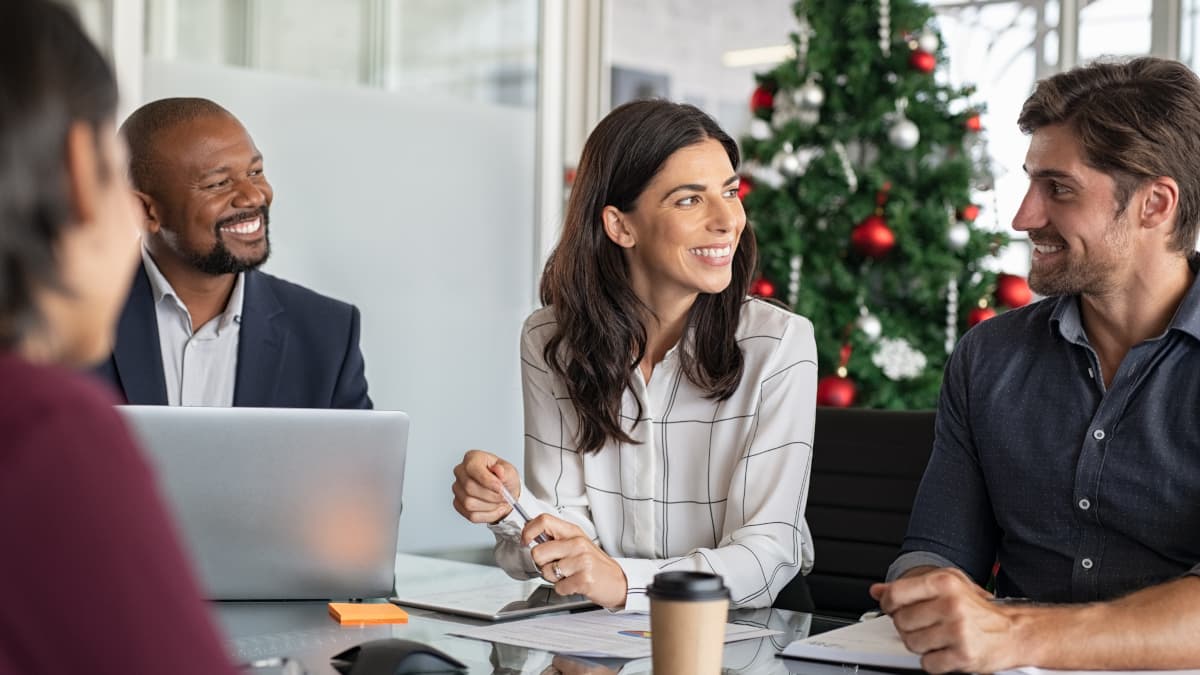 Kollegen in einem weihnachtlich dekorierten Büro