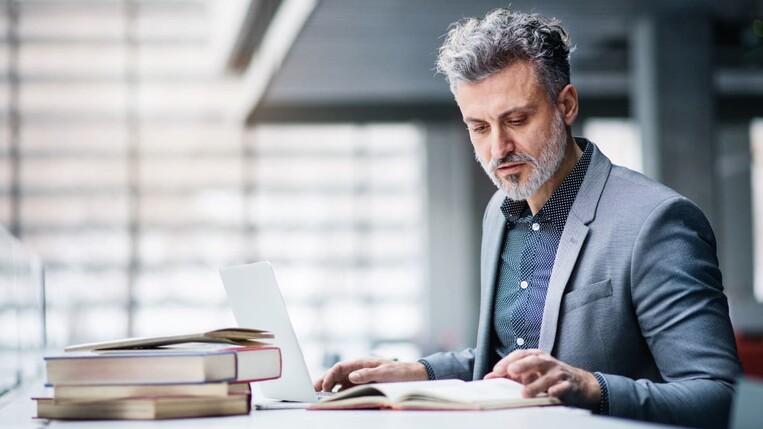 Businessmitarbeiter ließt Bücher