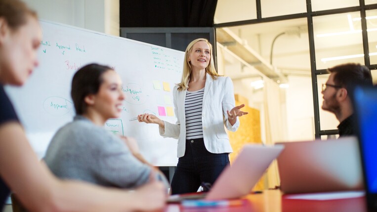 Trainer and attendees in a online marketing workshop