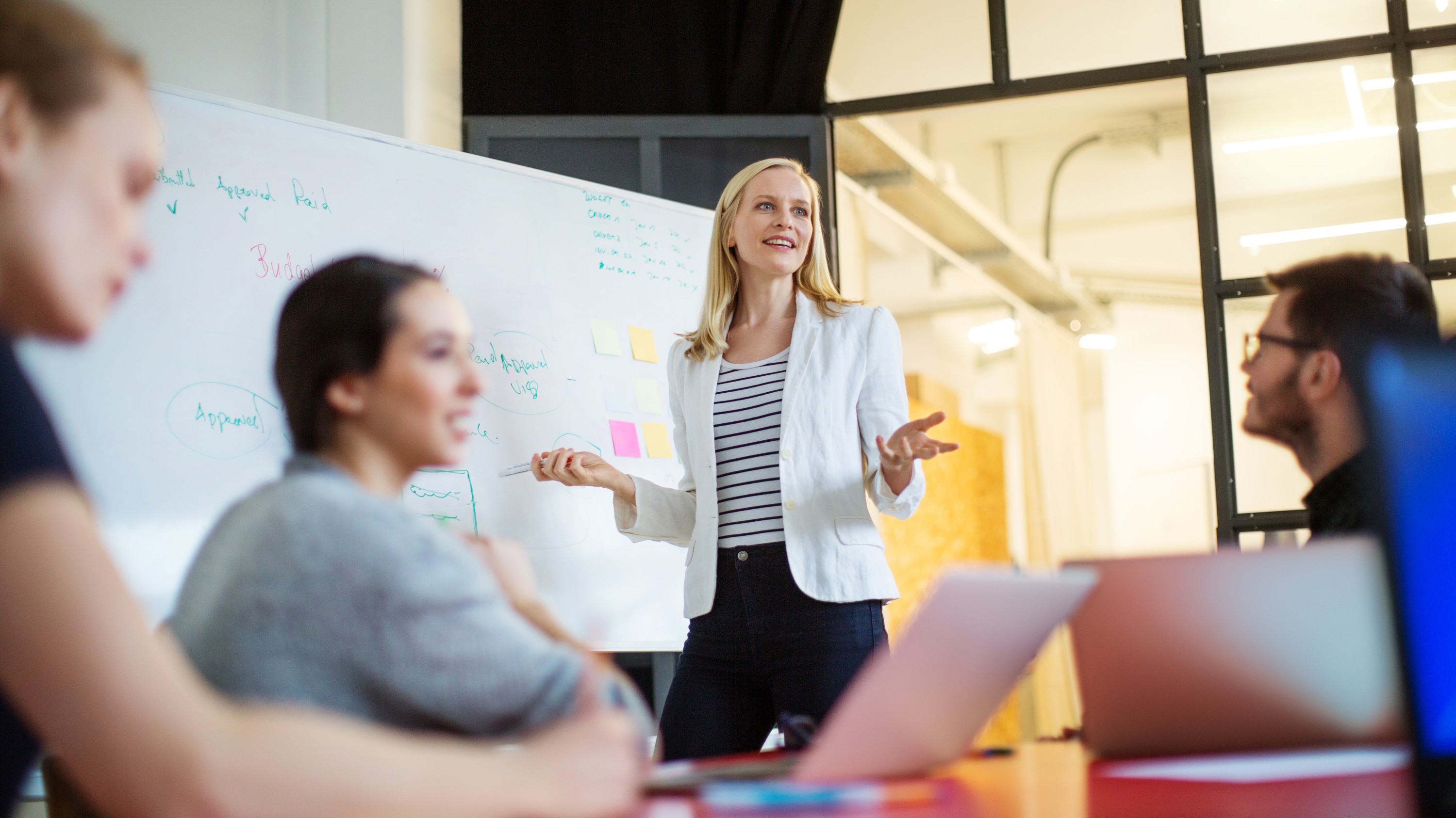 Trainer and attendees in a online marketing workshop