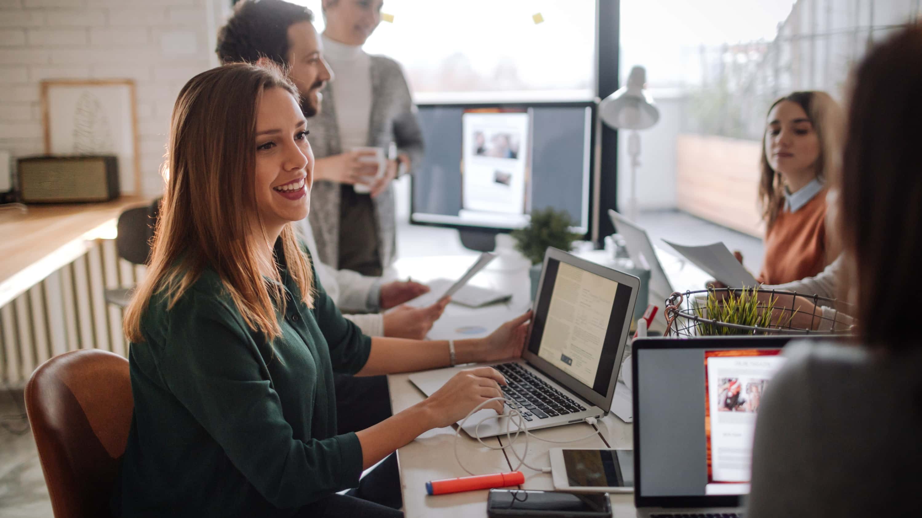 Un content marketing manager à son bureau