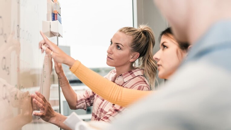 Mitarbeiter arbeiten am Whiteboard