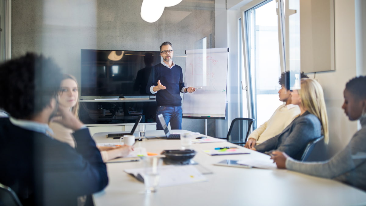 Arbeiter diskutieren über das Marketing Budget