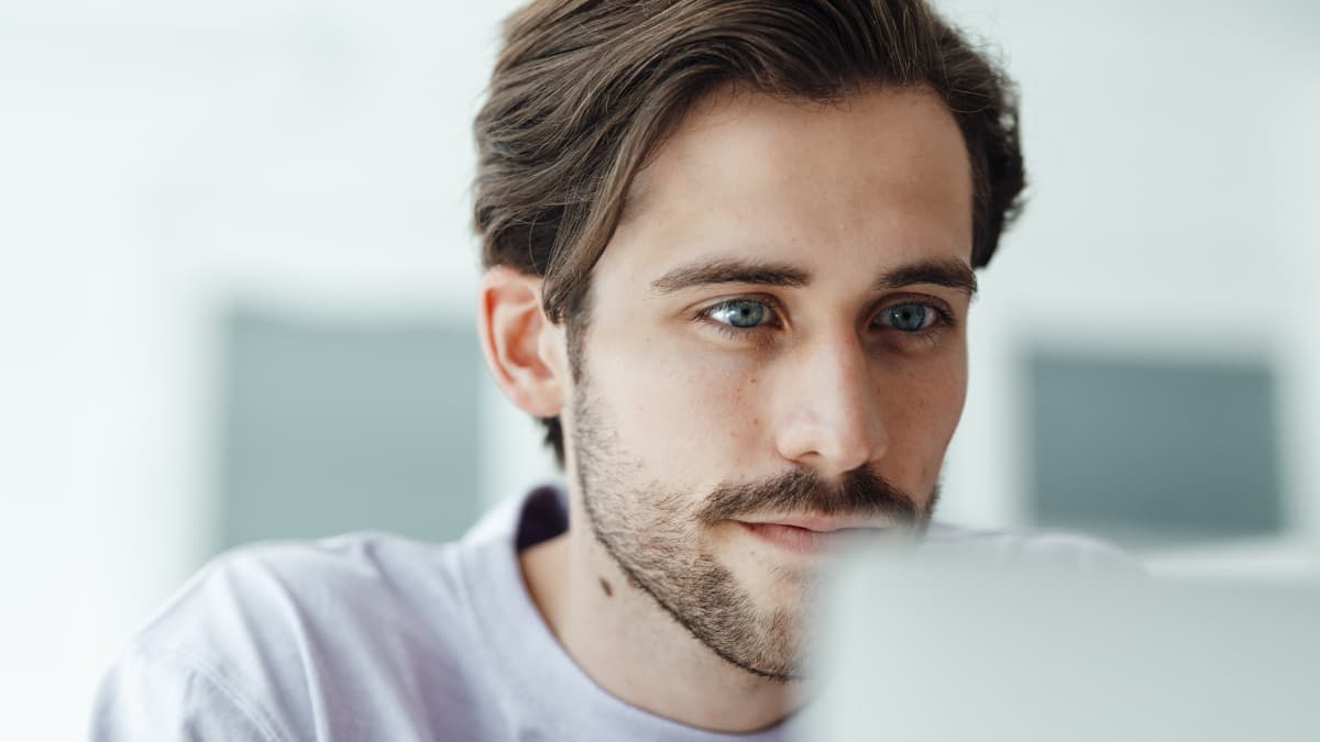 Man guckt auf seinen Laptop